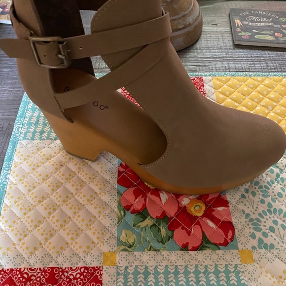 Stella Clogs. - Picture 2 of 5